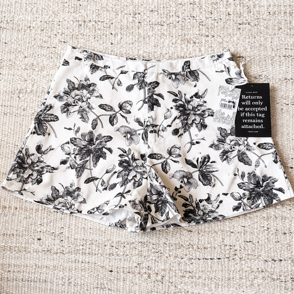 NWT Tuckernuck Hallie Shorts Black and White Floral Size Medium